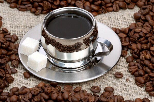 Tazza di caffè, zucchero e caffè in grani
