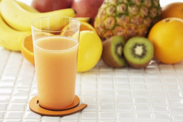 Ananassaft in einem Glas Obst