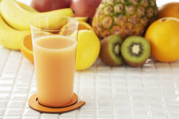 Jus d ananas dans un verre avec des fruits