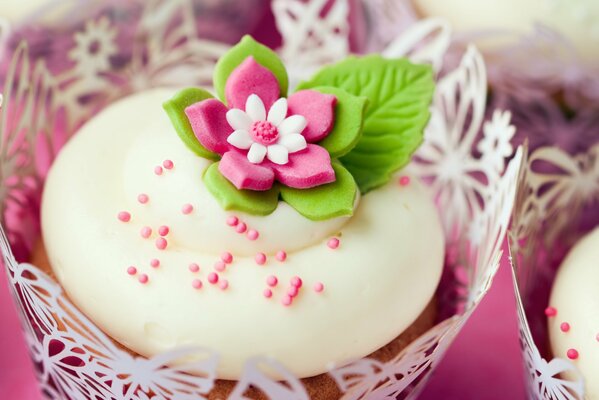 Postre dulce con flor brillante