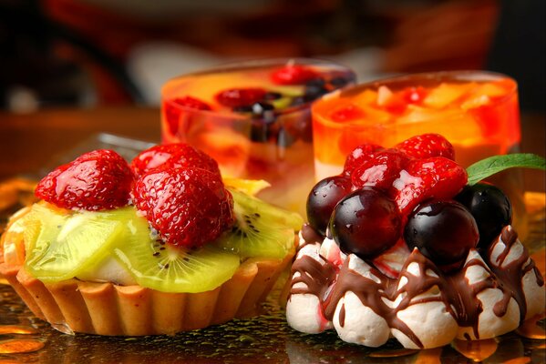 Süßes Dessert-Kuchen mit Beeren