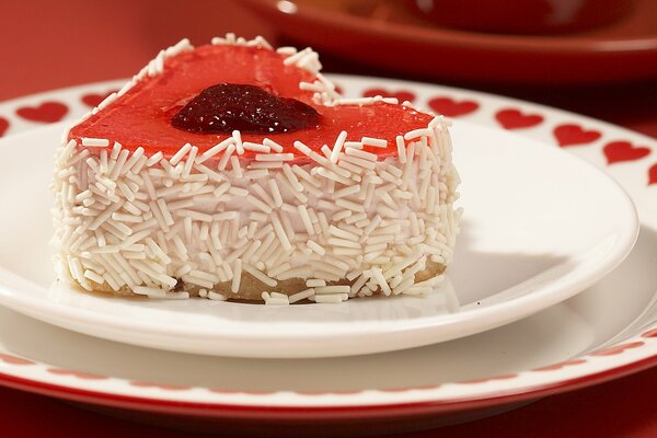 Herzförmiger Kuchen mit Erdbeermarmelade