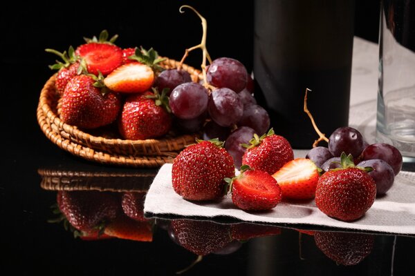 Fragole con uva sul tavolo