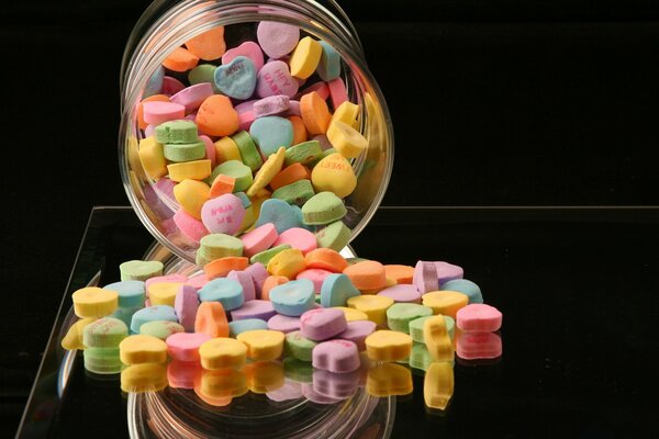 Barattolo di confetti multicolori sbriciolati