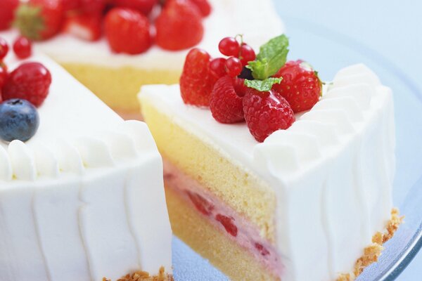 Beerenkuchen in weißer Glasur