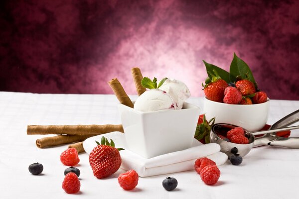 Beerendessert mit Zimtröhrchen