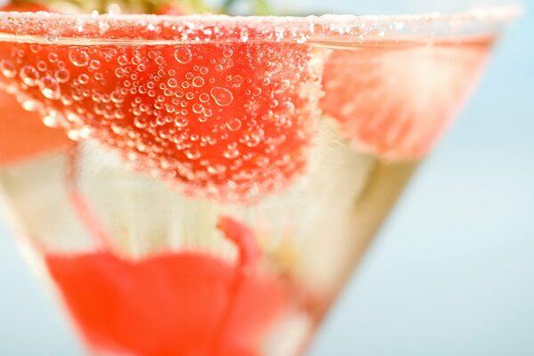 Cocktail mit Erdbeeren in einem Glas