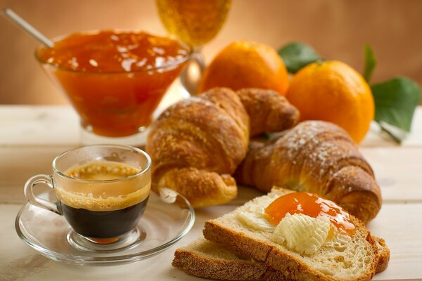 Deliziosa e saporita colazione sul tavolo
