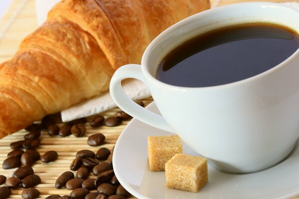 Café dans une tasse et croissant avec confiture pour le petit déjeuner