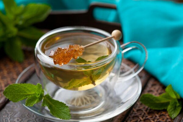 Té verde con menta y azúcar en un palo