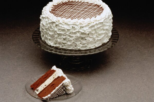 Pastel de terciopelo rojo con crema