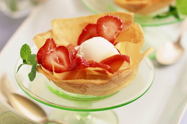 Sur une soucoupe transparente se trouve le dessert