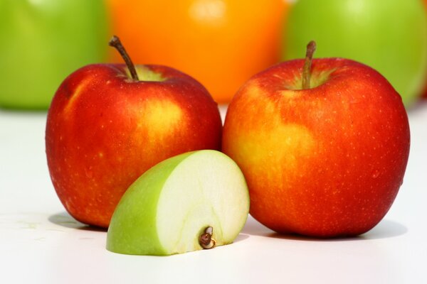 Frutta rossa brillante sul tavolo