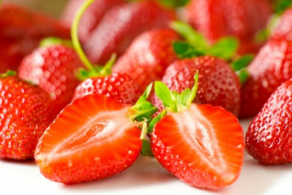 Frische Erdbeeren mit unscharfen Hintergründen