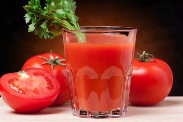 Vaso de vidrio con jugo de tomate