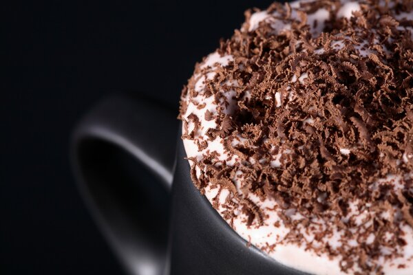 Taza de cappuccino caliente con chocolate