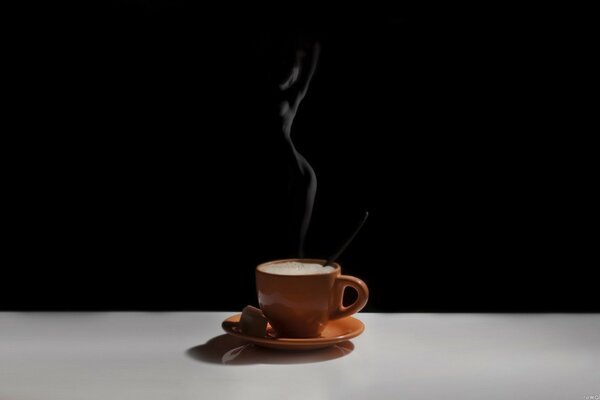 Café humeante y silueta de chica