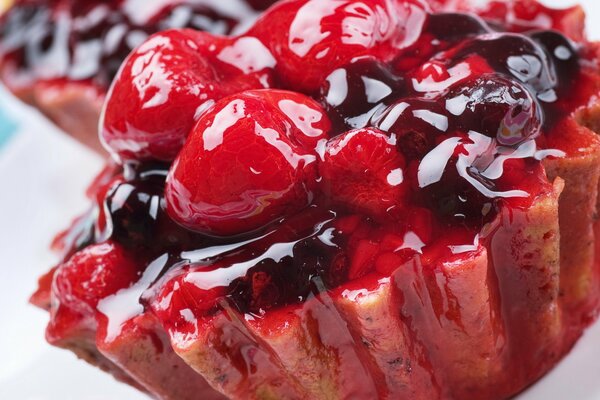 Süßer Kuchen mit Waldbeeren