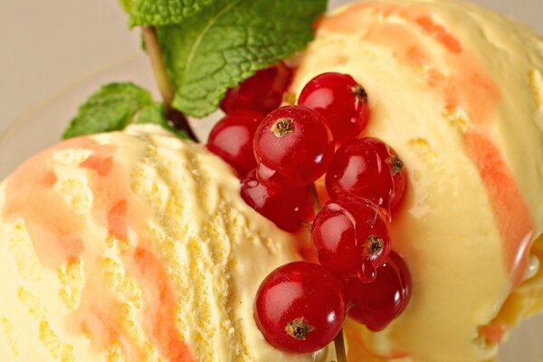 Шарики мороженого с сиропом и смородиной