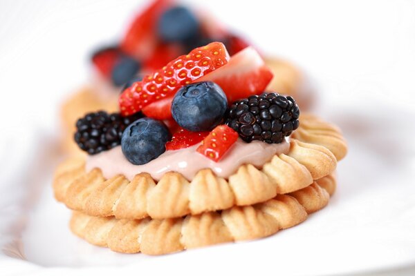 Délicieuses pâtisseries avec décoration de baies
