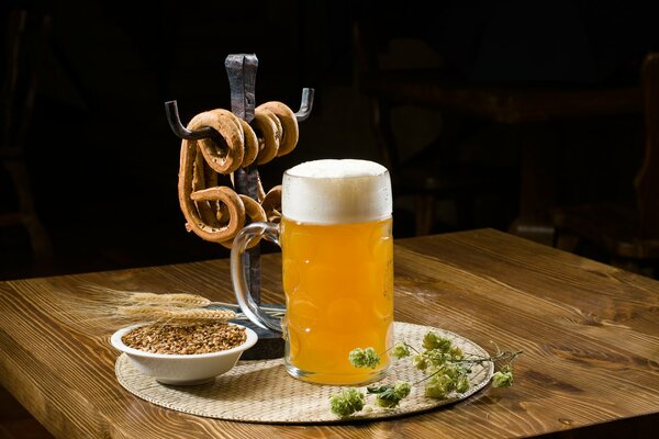Taza ligera de la cerveza del Restaurante