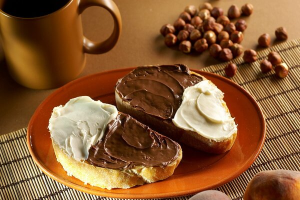 Colazione a base di pane, cioccolato e pasta di noci