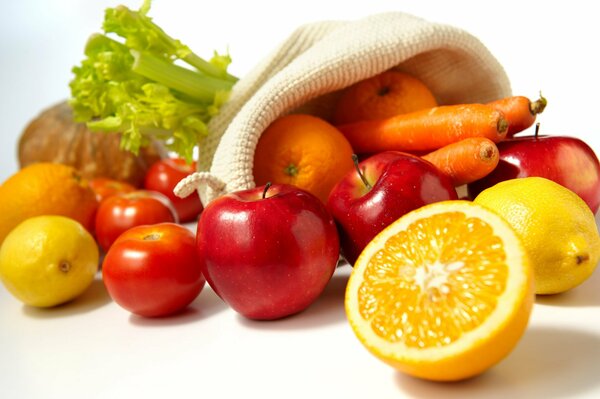 Fruits et légumes mûrs sur la table