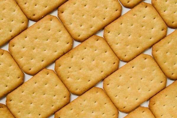 Viele salzige Cracker auf dem Tisch