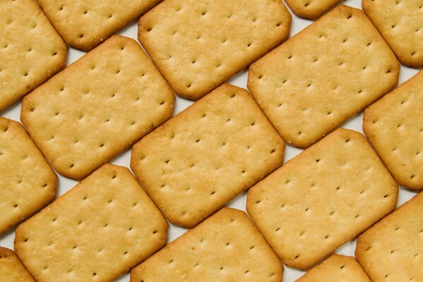 Un montón de galletas saladas en la mesa