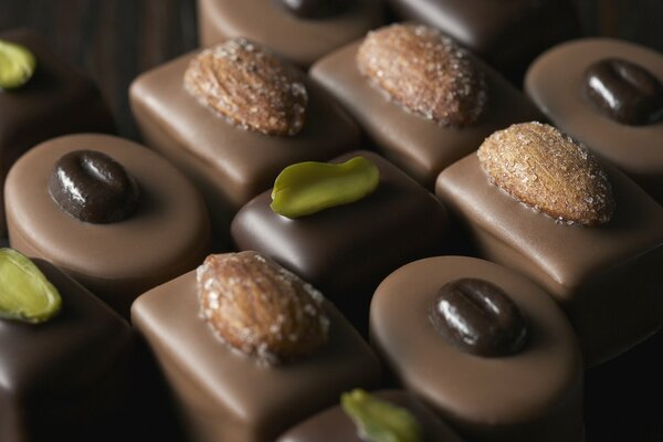 Leckere Pralinen mit Nüssen verziert