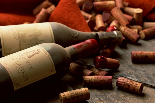 Bottiglie di vino sul tavolo su uno sfondo di tappi di sughero