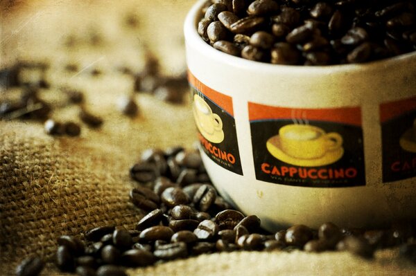 Grains de café noir dans une tasse