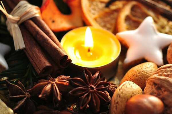 Candele e spezie nell arredamento di Capodanno