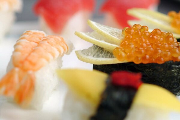 Sushi con gamberi, caviale e limone