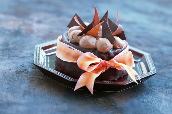 Postre de chocolate en un plato
