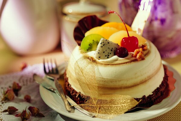 Torta con frutti di bosco si trova su un piatto