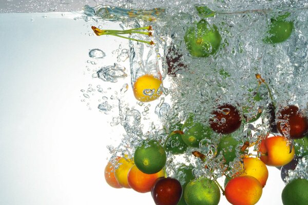 Frutta gettata in acqua trasparente