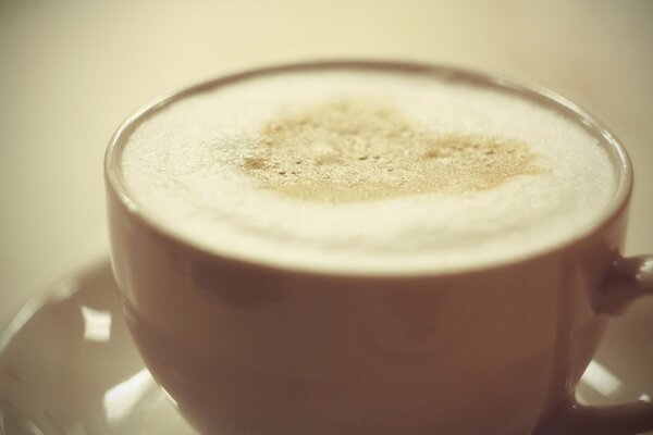 Calentando un capuchino en un acogedor café