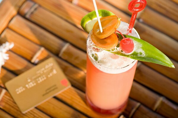 Bicchiere da cocktail sul tavolo. Card