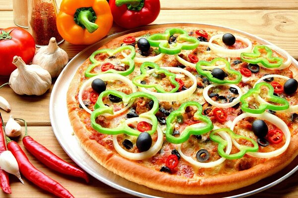 Pizza délicieuse nourriture. Pizza de tomates piments olives oignons poivrons olives