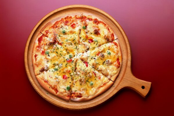 Pizza appétissante sur un plateau en bois, sur une table rouge