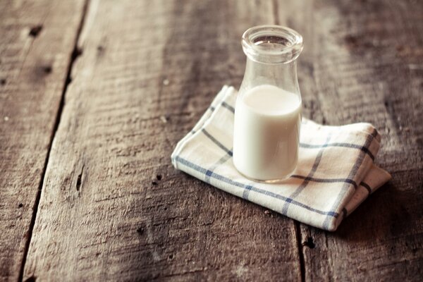 Eine Flasche Milch auf dem Tisch