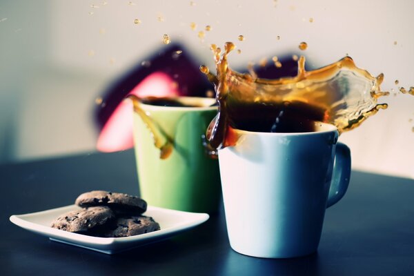 Tasses de thé, biscuits au chocolat