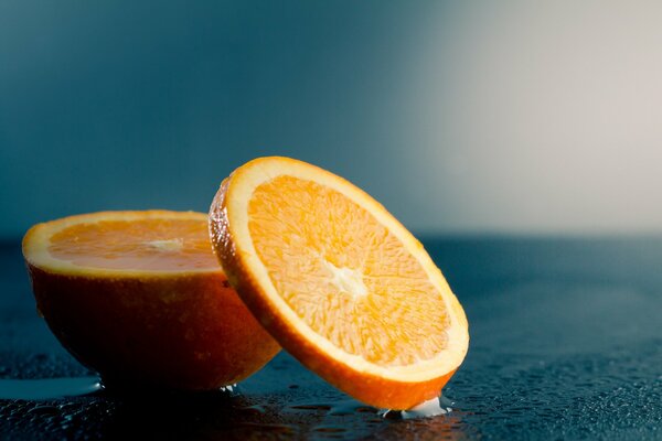Orange auf nasser Oberfläche