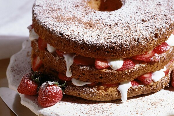 Köstlicher Kuchen mit Erdbeeren und Puderzucker