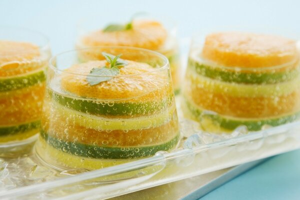 Schönes Fruchtdessert mit Zitrusfrüchten