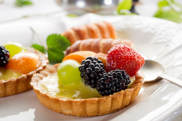 Cake plates with fruit