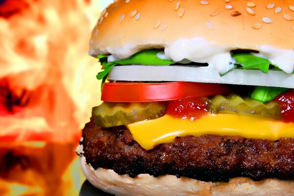 Burger appétissant avec escalope et légumes