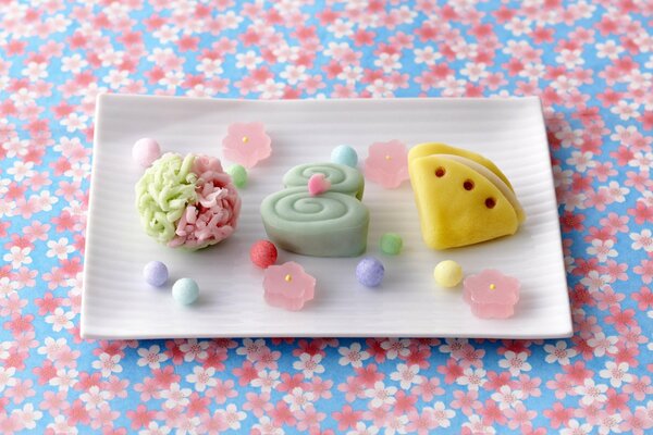 Mermelada de colores en un plato sobre un fondo floral