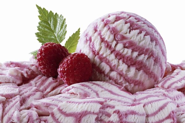Eiskugel mit Himbeeren in Makroaufnahmen
